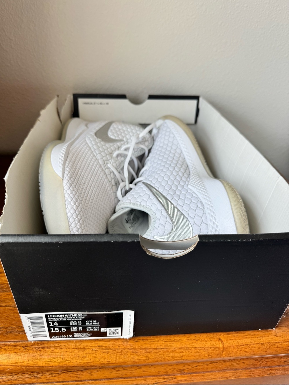 Nike LeBron Witness III Men’s Basketball Shoes - White/Chrome-Pure Platinum